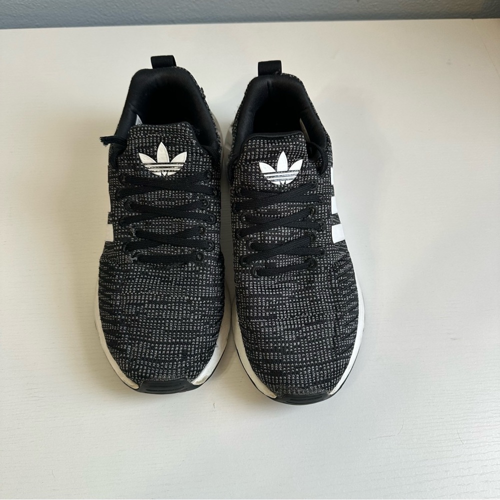 Adidas Black and White Originals Swift Run 22 Youth Sneakers Sz 5.5